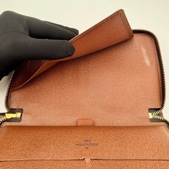 Full Inclusion Louis Vuitton Monogram Canvas Zippy Organizer Wallet. - Picture 7 of 11